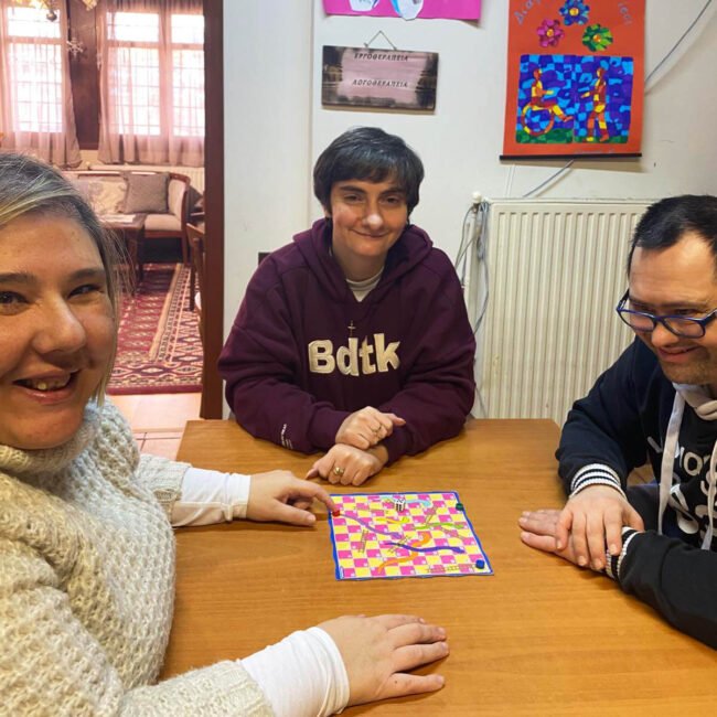 Ομαδική απασχόληση με επιτραπέζιο παιχνίδι «Φιδάκι»