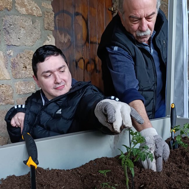 Καλλιεργήσαμε στα φορητά θερμοκήπια που μας πρόσφερε η Metlen
