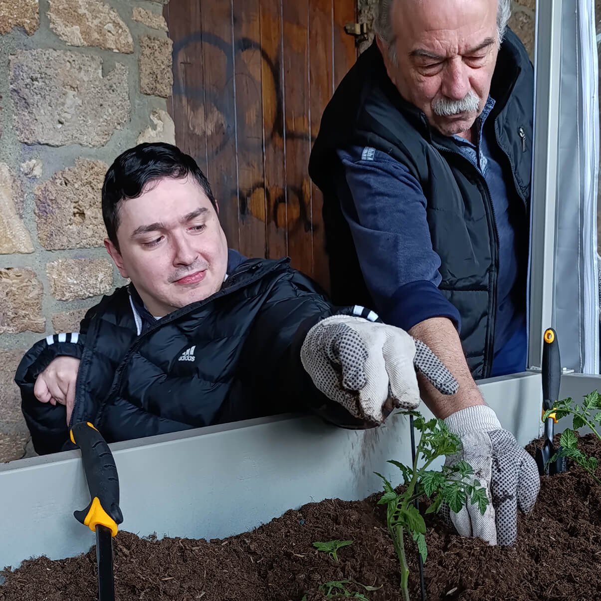 Καλλιεργήσαμε στα φορητά θερμοκήπια που μας πρόσφερε η Metlen