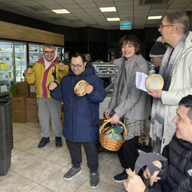 Τραγουδήσαμε τα χελιδονίσματα στη γειτονιά μας