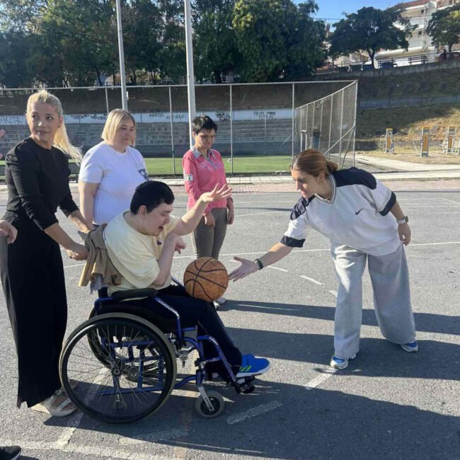 Αθλητική δραστηριότητα με παιχνίδι μπάσκετ